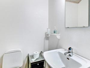 Vester Sømarkenにある8 person holiday home in Nexの白いバスルーム(洗面台、トイレ付)