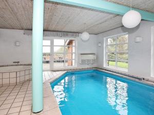 una piscina en una habitación con una ventana grande en 10 person holiday home in Fur en Fur