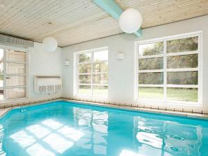 una gran piscina en una habitación con ventanas en 10 person holiday home in Fur, en Fur