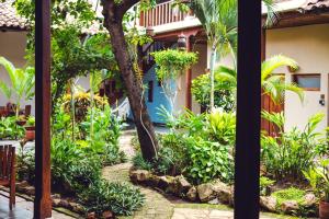 格拉纳达Hotel con Corazón Granada的建筑前的花园