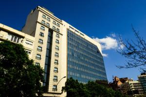 a tall building with a lot of windows on it at Amérian Córdoba Park Hotel in Córdoba
