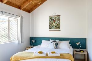 um quarto com uma cama com duas toalhas em Abel Tasman Lodge em Marahau