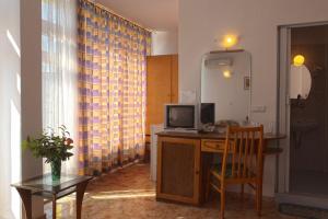 A television and/or entertainment centre at Sunny Varshava Hotel