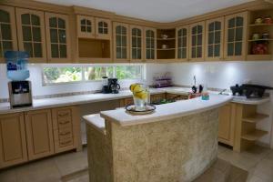 een keuken met een groot kookeiland in het midden bij Mexican Condo by the sea in Acapulco