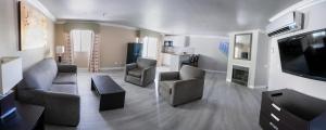 ラスベガスにあるAlexis Park All Suite Resortのリビングルーム(ソファ、椅子、テレビ付)