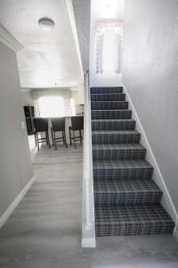 eine Treppe, die zu einem Wohnzimmer und einem Esszimmer führt in der Unterkunft Alexis Park All Suite Resort in Las Vegas