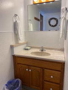 A bathroom at Oceanside Ocean Front Cabins