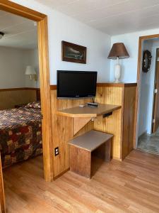 TV a/nebo společenská místnost v ubytování Oceanside Ocean Front Cabins
