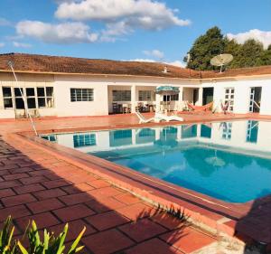 Bazén v ubytování Lazer Campo Piscina 07 qts 4wc km.68 C.Branco nebo v jeho okolí