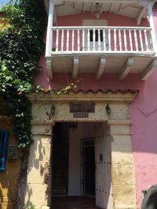 an entrance to a pink building with a balcony at Balcones de Venecia in Cartagena de Indias