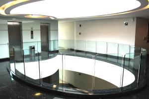 una hall con scala in vetro in un edificio di Hotel Scala Magna a Città del Messico