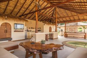 TV a/nebo společenská místnost v ubytování Baan Bai Mai, 2 villas, 8 bedrooms for 16 guests