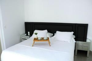 Un dormitorio con una cama con una mesa. en Haus Stay · pé na areia · Balneário Camboriú, en Balneário Camboriú