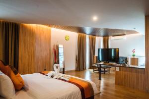 Habitación de hotel con cama y TV de pantalla plana. en Mantra Varee Hotel en Khon Kaen