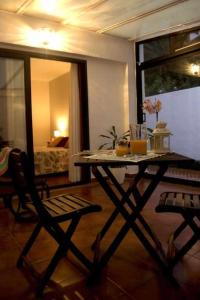 a table and a chair in a living room at Apartamento con jardín y piscina B in Puerto de la Cruz