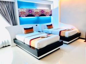 um quarto com duas camas num quarto em Mantra Varee Hotel em Khon Kaen