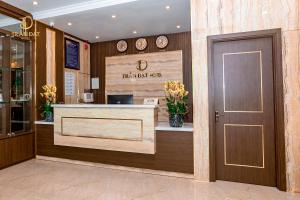 hol hotelowy z recepcją i drzwiami w obiekcie Trần Đạt Hotel w Ha Long