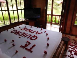 a happy birthday cake with roses on a table at Estancia La Colina in Santo Domingo de los Colorados