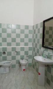 een badkamer met een wastafel, een toilet en een spiegel bij Antica Masseria Pellegrini in Boscoreale