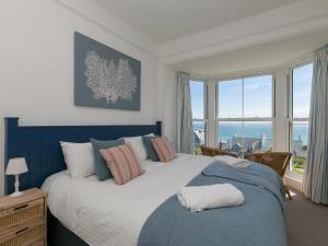 Un dormitorio con una cama grande con una ventana grande. en 6 Albany Terrace, en St Ives