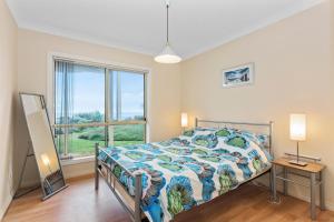 En eller flere senge i et værelse på Hayman - Aldinga Beach - C21 SouthCoast Holidays + 7 billeder