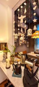 cocina con encimera y fogones en Deja-View house, en Tiflis