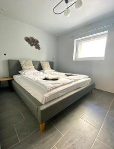 uma cama num quarto com uma ventoinha de tecto em Balkon Apartmanház Panzió em Balatonfüred