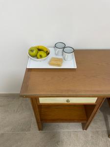 een tafel met een fruitschaal en een bord eten bij Aloja Madrid in Madrid