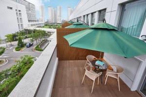 Ein Balkon oder eine Terrasse in der Unterkunft Wirye Militopia Hotel By Marine