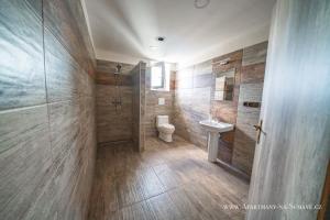 Kúpeľňa v ubytovaní Apartmány na Šumavě + 23 fotografií