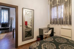 1 dormitorio con cama y espejo en Apartamento Benacantil Alicante, en Alicante