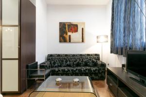 sala de estar con sofá y mesa de cristal en Apartamento Benacantil Alicante, en Alicante