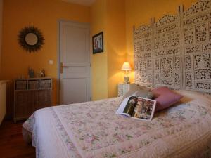 Un dormitorio con una cama con una revista. en Gîte Saint-Beauzire, 4 pièces, 6 personnes - FR-1-582-210, en Saint-Beauzire
