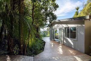Gallery image of Tree-top luxury in the Waitakere Ranges in Auckland
