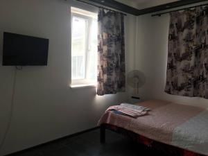 a bedroom with a bed and a window at Villa Bulli in Zatoka