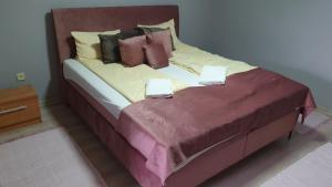Un pat sau paturi într-o cameră la PENSIUNE RESTAURANT OVIDIU