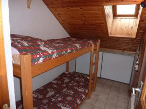 Kleines Zimmer mit Etagenbett in einer Hütte in der Unterkunft LES MOULINS DE LA GUISANE in La Salle Les Alpes