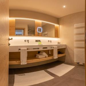 bagno con lavandino e specchio di Sport Apart a Zell am Ziller