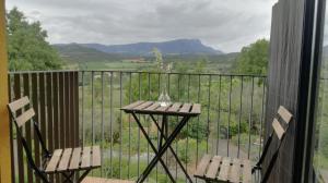 einen Balkon mit 2 Stühlen und einem Tisch mit Aussicht in der Unterkunft Casa Cholavila 