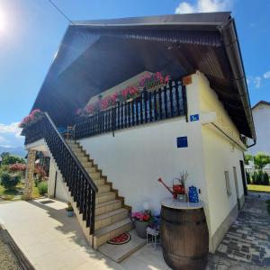 uma casa com uma escada e um barril em Kuća za odmor Delak em Fuzine