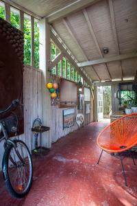 une chambre avec un vélo, une table et un écran dans l'établissement O'Jane de Boy, à Lège-Cap-Ferret