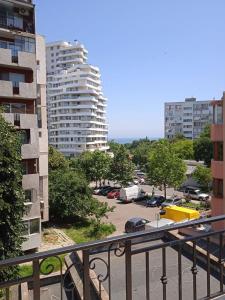ブルガスにあるFlora Beach Apartamentsの高い建物が2棟ある駐車場の景色