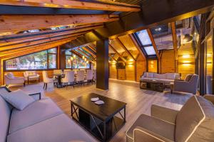 un soggiorno con divani, tavoli e finestre di Marisstone Hotels a Mecidiye