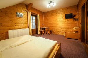 מיטה או מיטות בחדר ב-Srub Karolina