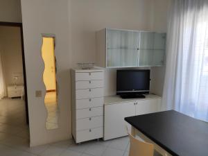 A television and/or entertainment centre at Condominio BILLA