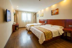 Un pat sau paturi într-o cameră la GreenTree Inn JiangSu SuZhou SuZhouLeYuan TianPing College Business Hotel
