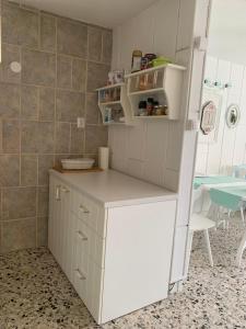 een keuken met een witte koelkast en een aanrecht bij Petite house in Starigrad-Paklenica
