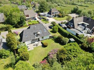 - une vue aérienne sur une maison avec une cour dans l'établissement Ferienhaus Vestvind, à Sankt Peter-Ording