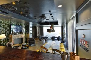 a bar in a restaurant with chairs and a fireplace at Elite Hotel & Spa in Mestre