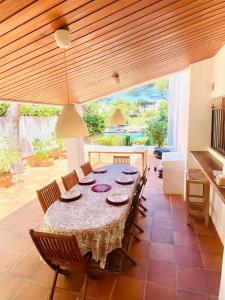 Un comedor con una mesa y algunas sillas. en Villa Sa Pau, en Santanyí